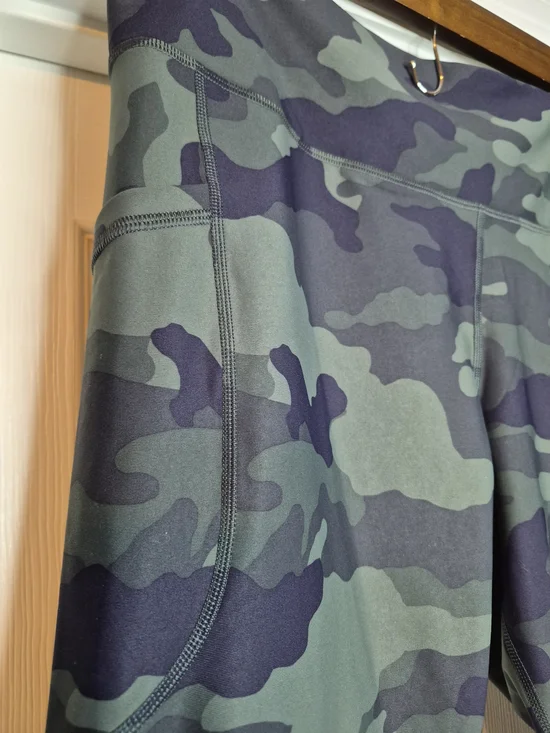 Old Navy Camo Leggings in Olive Green and Black 2x - Picture 3 of 11